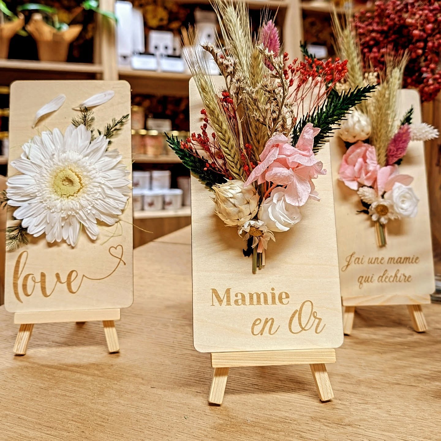 Décoration florale personnalisée pour vitrine commerciale