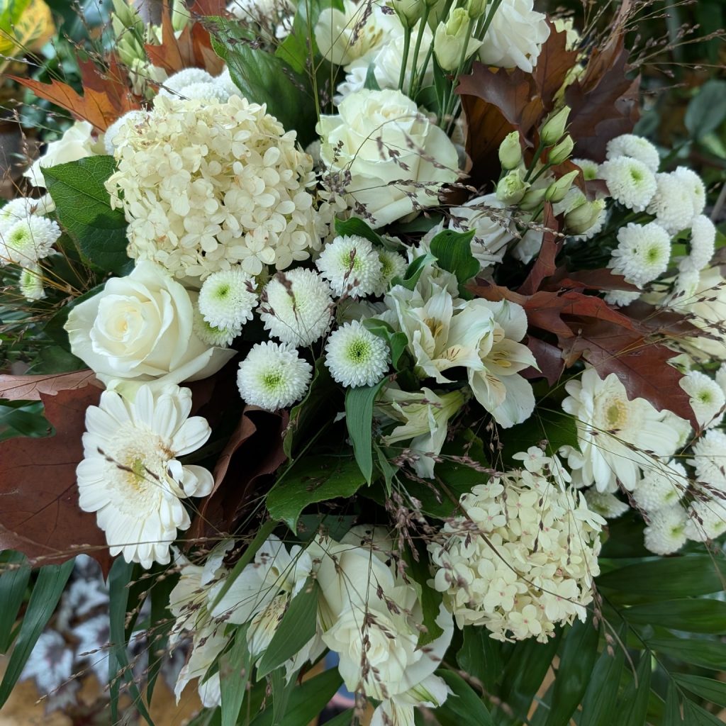 Installation florale artistique pour vitrine professionnelle