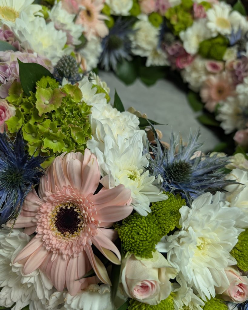 Bouquet floral créatif réalisé par un artisan fleuriste